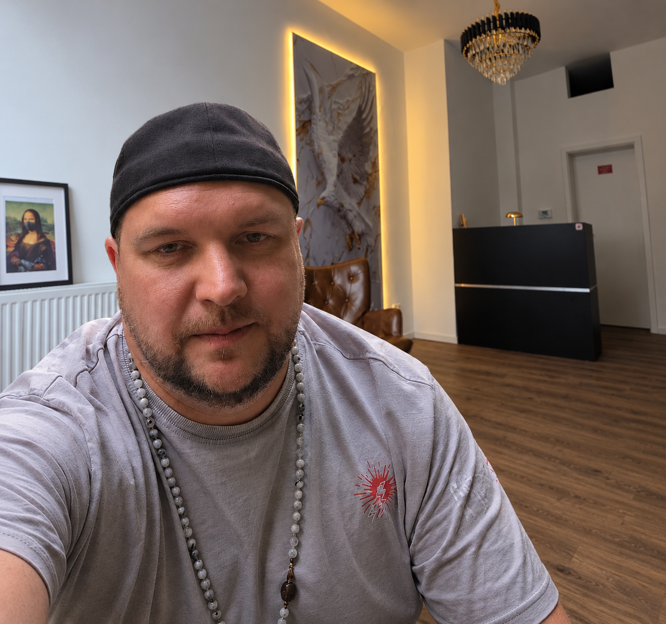 Dennis Meister, Inhaber und Tätowierer von Ready Or Not Tattoo Art, in seinem Studio in Gelsenkirchen
